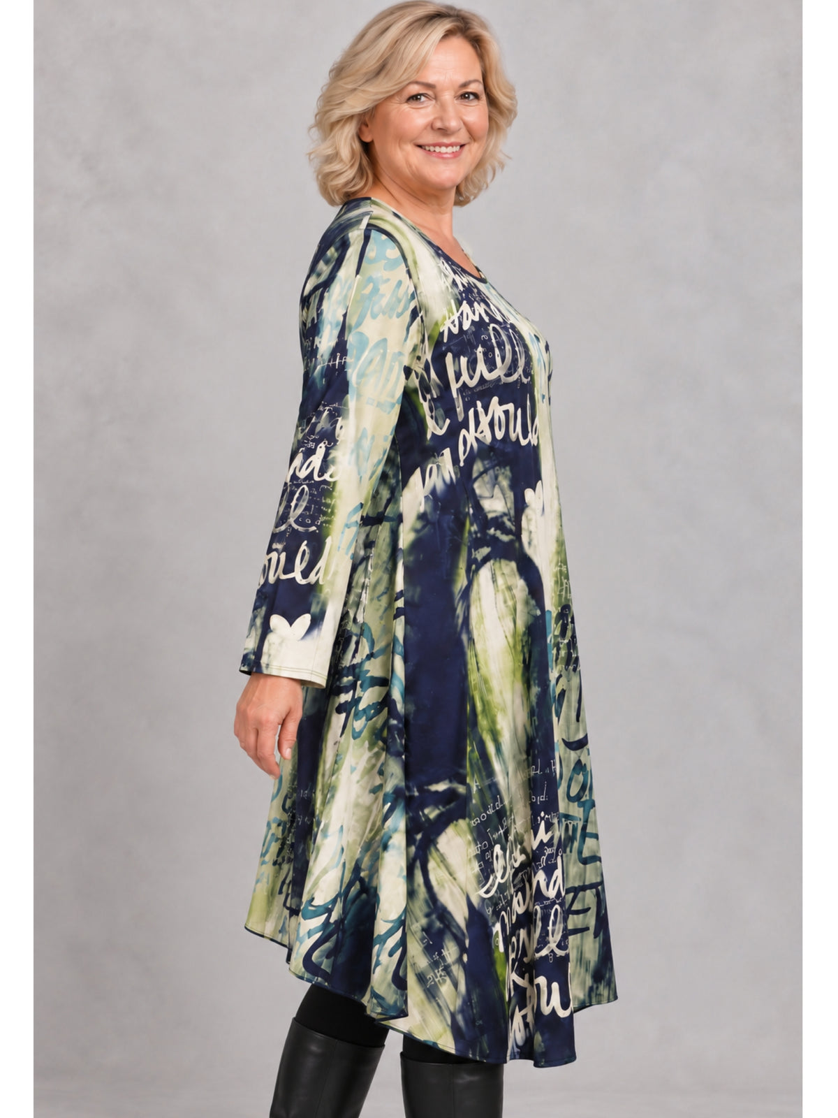 Tunika-Kleid mit Schriftzügen in Marine, Oliv und Creme, mittig länger fallender Saum, seitliche Ansicht