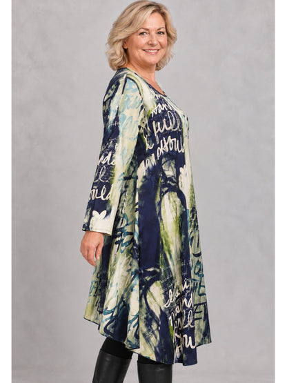 Tunika-Kleid mit Schriftzügen in Marine, Oliv und Creme, mittig länger fallender Saum, seitliche Ansicht