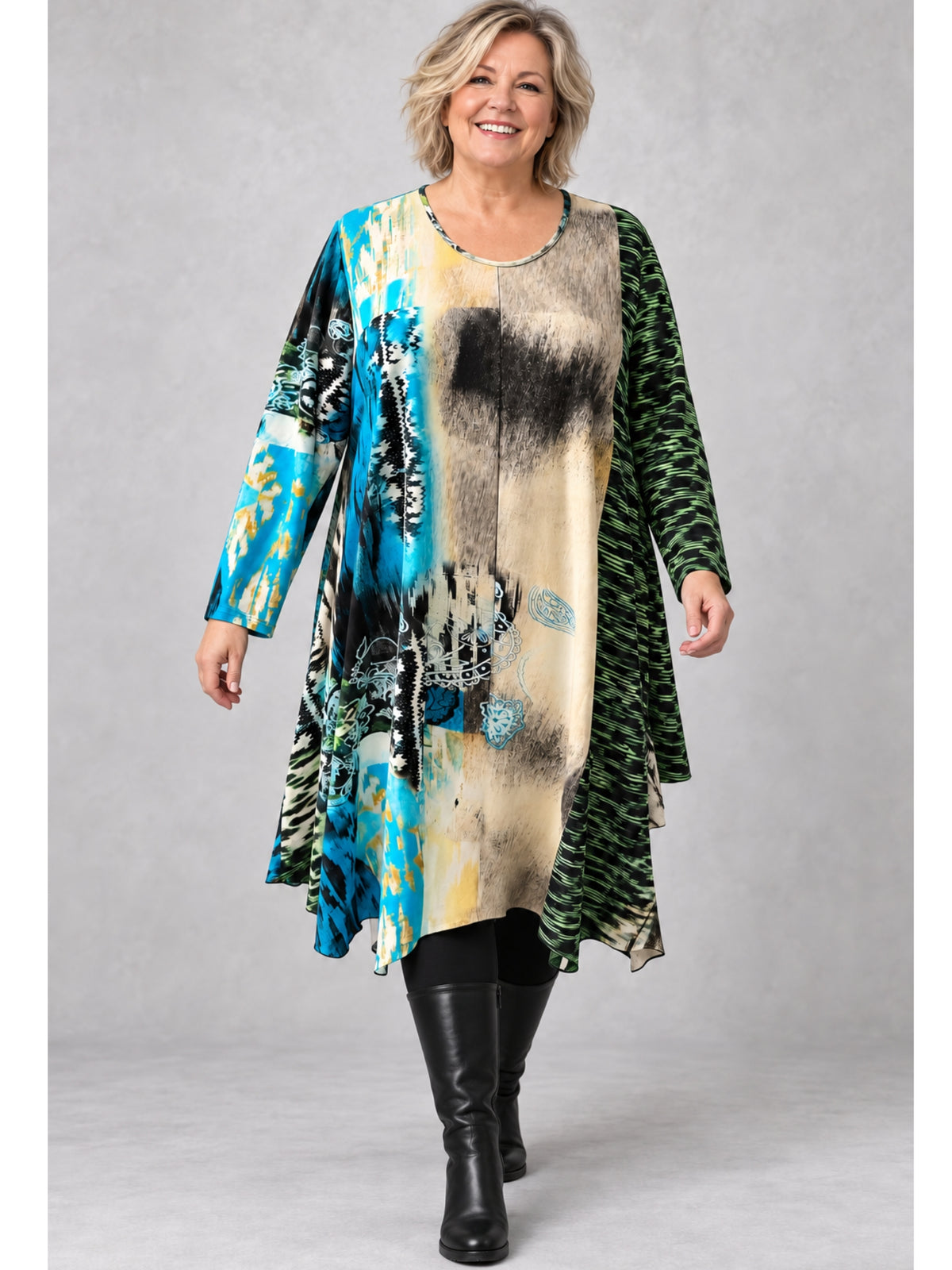 Buntes Tunika-Kleid von Chalou in Beige, Blau und Grün mit abgerundetem Saum, getragen mit schwarzer Leggings, Vorderansicht