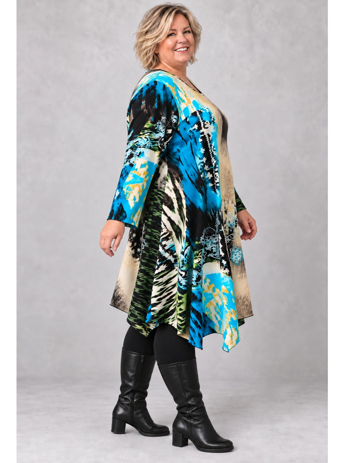 Tunika-Kleid mit blauem Batikdruck, Saum mittig länger und seitlich kürzer, seitliche Ansicht