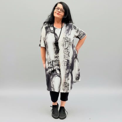 Chalou Long-Tunika Kleid Schwarz Grau Print große Größen – Nickis XXL Fashion