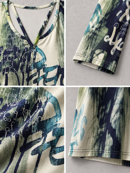 Schmale Riemchen am V-Ausschnitt des bunt gemusterten Langarmshirts, Detailansicht