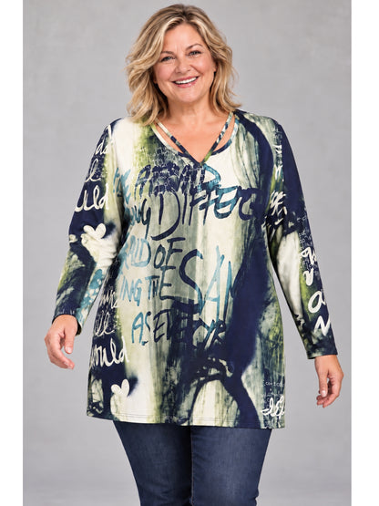 Langarmshirt von Chalou mit Schrift-Print und Herzen in Marineblau, Creme und Grün, Vorderansicht