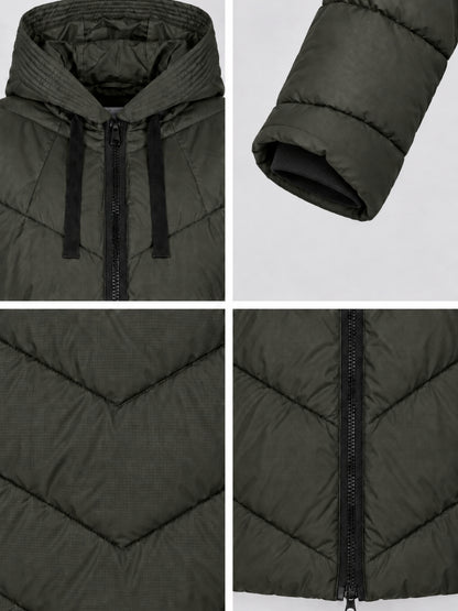 Kapuze, Strickbündchen im Ärmel und Zwei-Wege-Reißverschluss der khakifarbenen Steppjacke, Detailansicht
