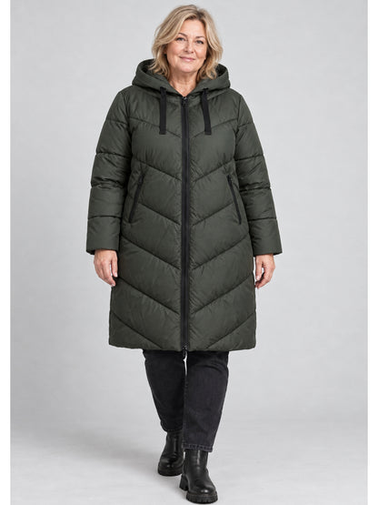 Lange Steppjacke in Khaki von Chalou mit Kapuze und schwarzem Reißverschluss, getragen mit dunkler Jeans, Vorderansicht