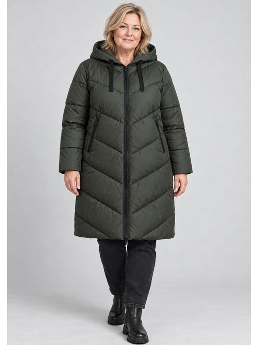 Lange Steppjacke in Khaki von Chalou mit Kapuze und schwarzem Reißverschluss, getragen mit dunkler Jeans, Vorderansicht