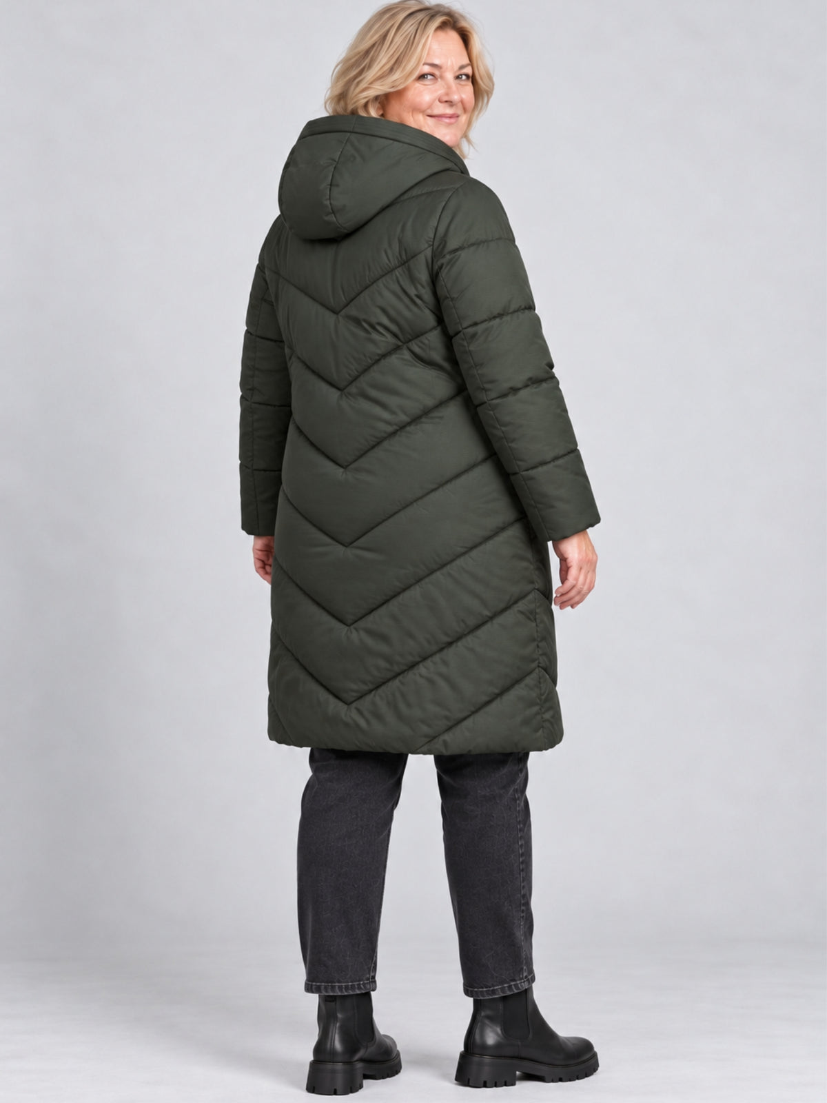 Khakifarbene lange Steppjacke mit Kapuze und Steppung im Pfeilverlauf, Rückansicht