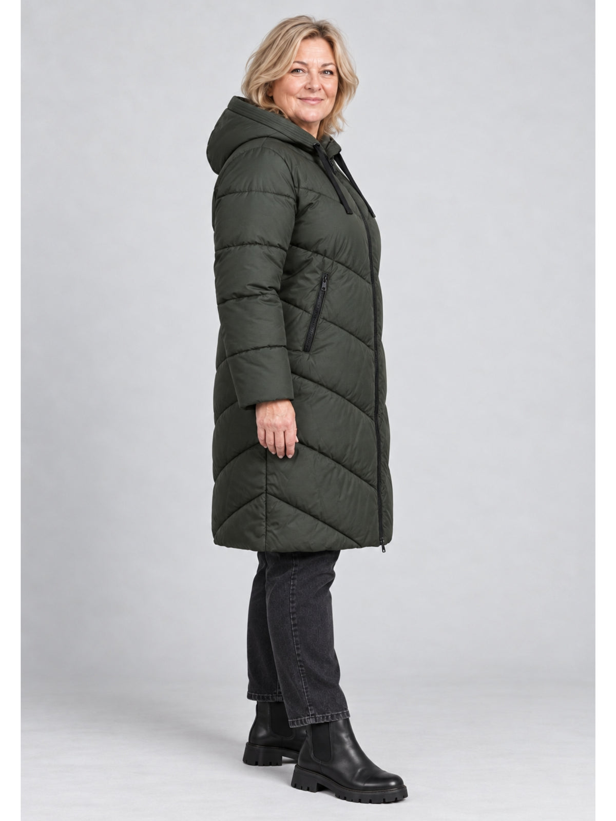 Khakifarbene Steppjacke mit Reißverschlusstasche und schwarzen Kordelbändern, seitliche Ansicht