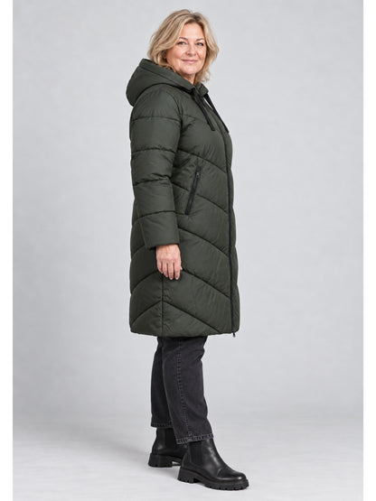Khakifarbene Steppjacke mit Reißverschlusstasche und schwarzen Kordelbändern, seitliche Ansicht
