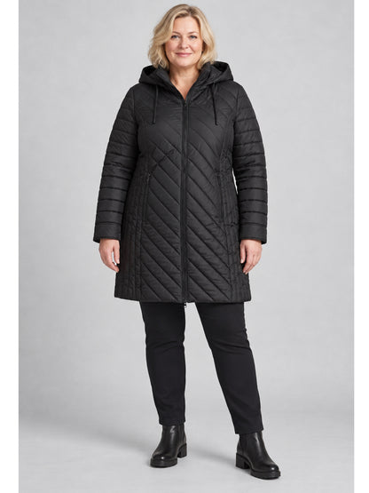 Lange schwarze Steppjacke von Chalou mit Kapuze und schräger Steppung, getragen in der Vorderansicht