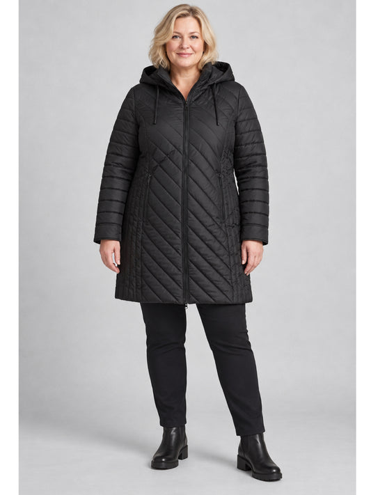 Lange schwarze Steppjacke von Chalou mit Kapuze und schräger Steppung, getragen in der Vorderansicht