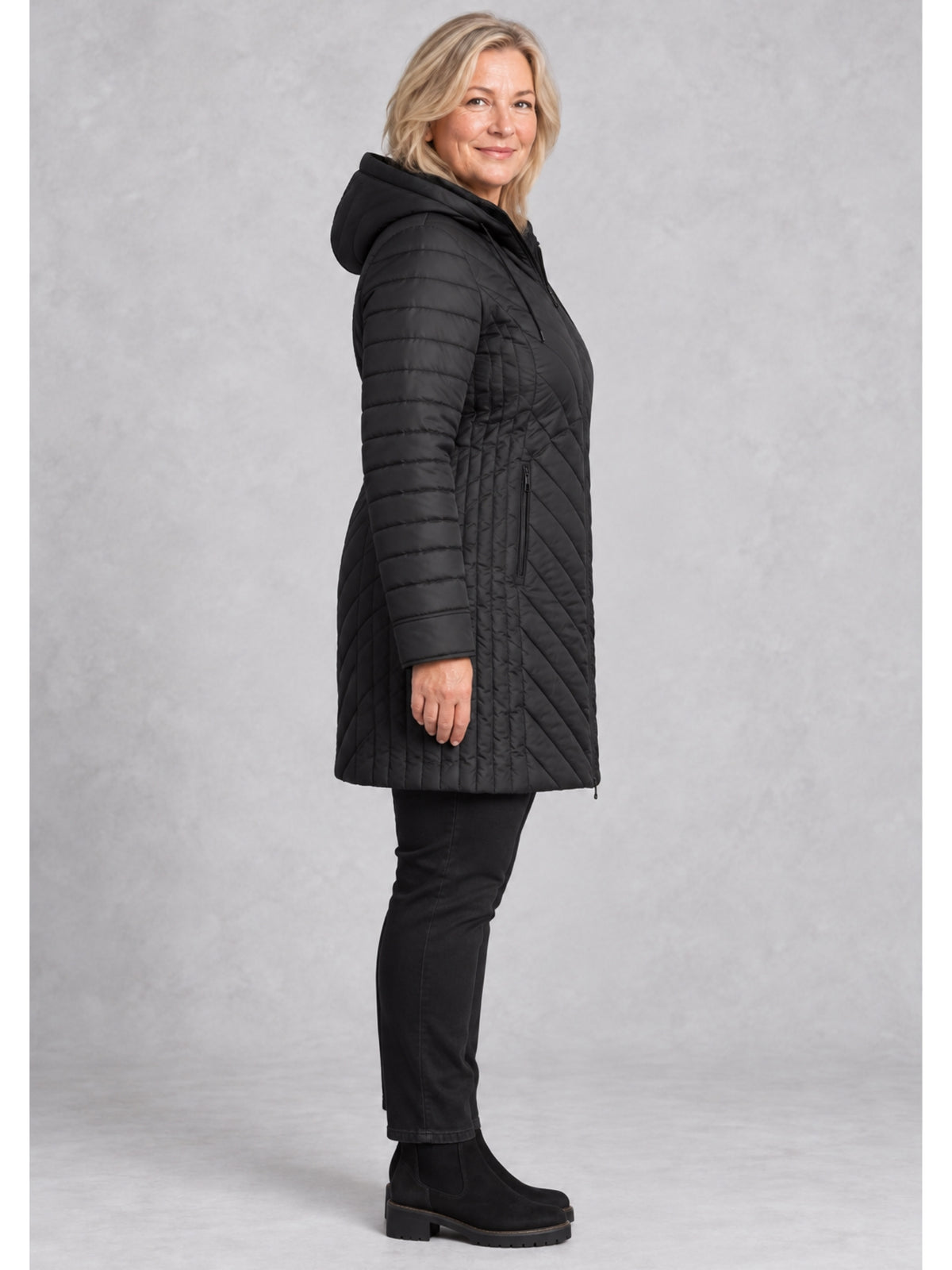 Schwarze Steppjacke mit längs gesteppten Seitenteilen und Reißverschlusstasche, seitliche Ansicht