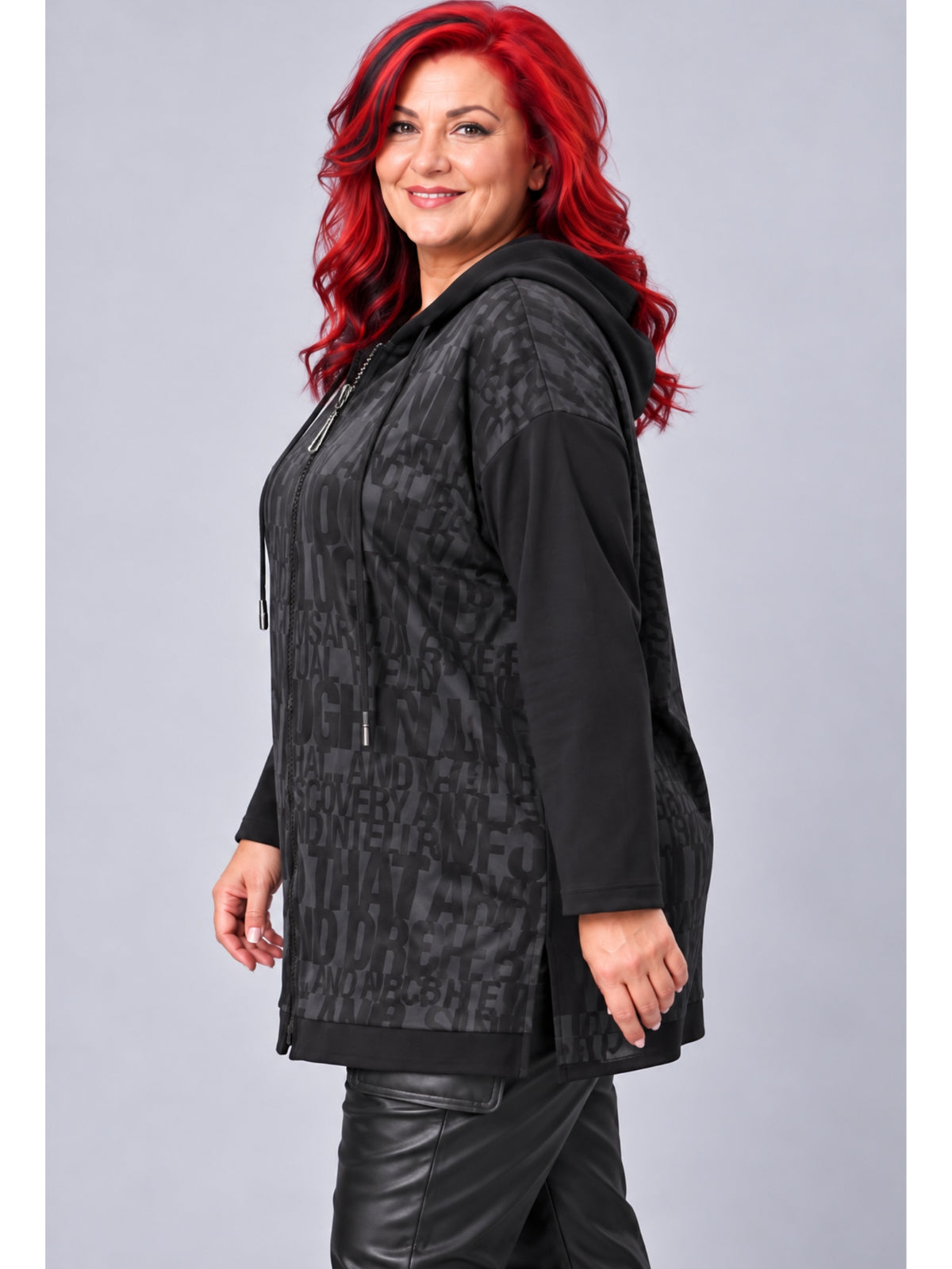 Kapuzenjacke mit schwarzem Seiteneinsatz und Schlitz am Saum, seitliche Ansicht