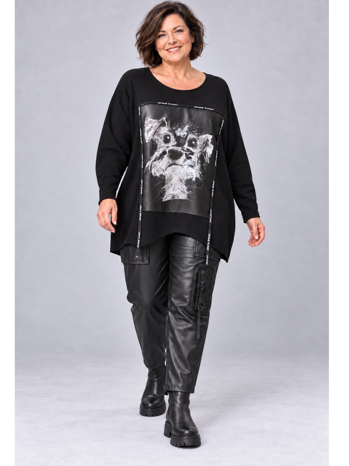 Longshirt mit gemaltem Hundeporträt, lockeren Schultern und seitlichem Zipfelsaum, getragen mit der schwarzen Kunstlederhose