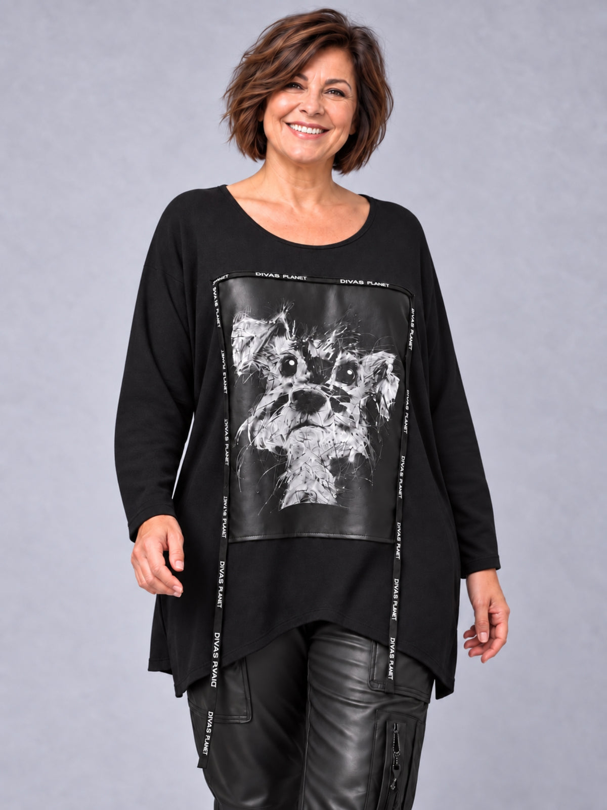 Schwarzes Longshirt von Divas Planet mit Hundemotiv auf Kunstleder-Einsatz und herabhängenden Schriftbändern, Vorderansicht