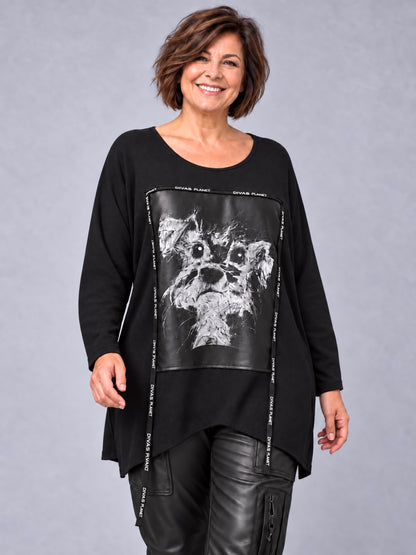 Schwarzes Longshirt von Divas Planet mit Hundemotiv auf Kunstleder-Einsatz und herabhängenden Schriftbändern, Vorderansicht