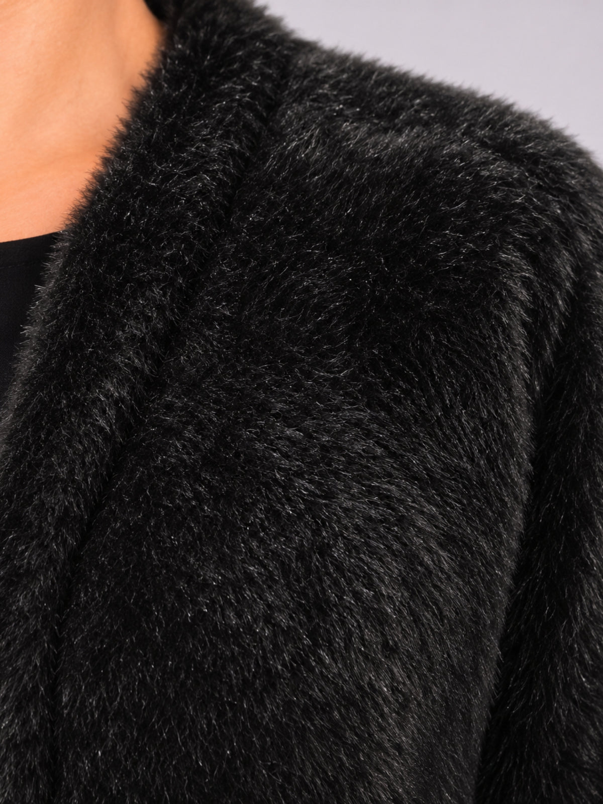 Weicher Flor der schwarzen Kurzjacke mit hell schimmernden Haarspitzen, Detailansicht