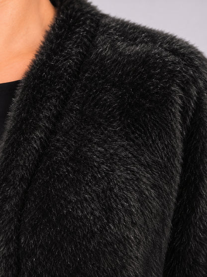 Weicher Flor der schwarzen Kurzjacke mit hell schimmernden Haarspitzen, Detailansicht