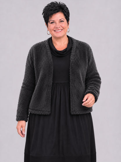 Schwarze Kurzjacke getragen über dem schwarzen Kleid mit Schalkragen, Vorderansicht