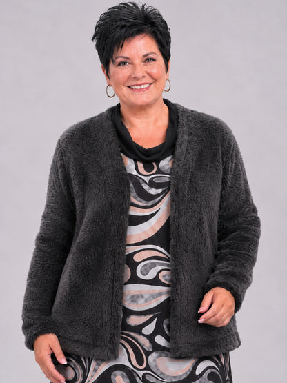 Flauschige schwarze Kurzjacke offen über der Tunika mit Wellenmuster und Schalkragen, Vorderansicht