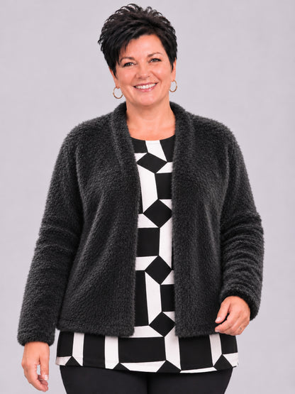 Schwarze flauschige Kurzjacke von Doris Streich, offen getragen über einem schwarz-weißen Grafikshirt, Vorderansicht