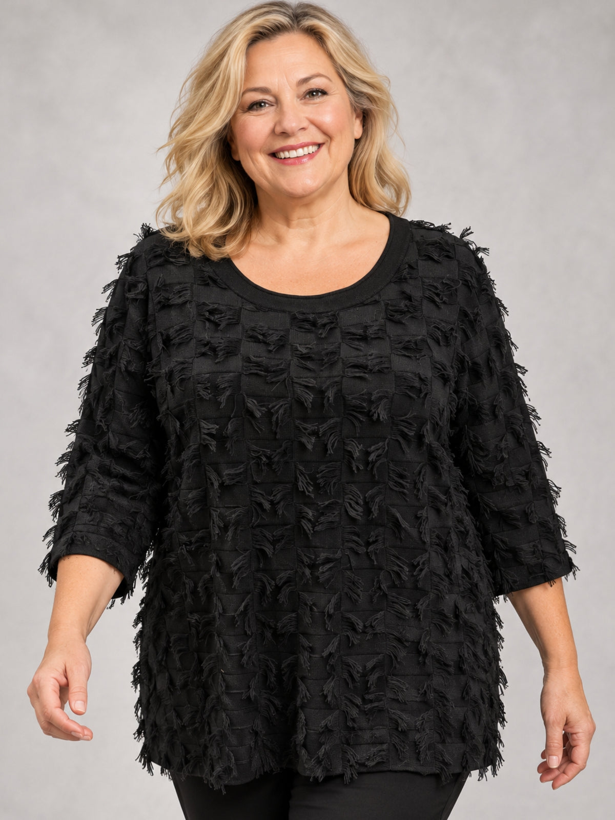 Schwarzer Pullover von Doris Streich mit weichen Fransen auf Kästchenstrick und 3/4-Arm, getragen