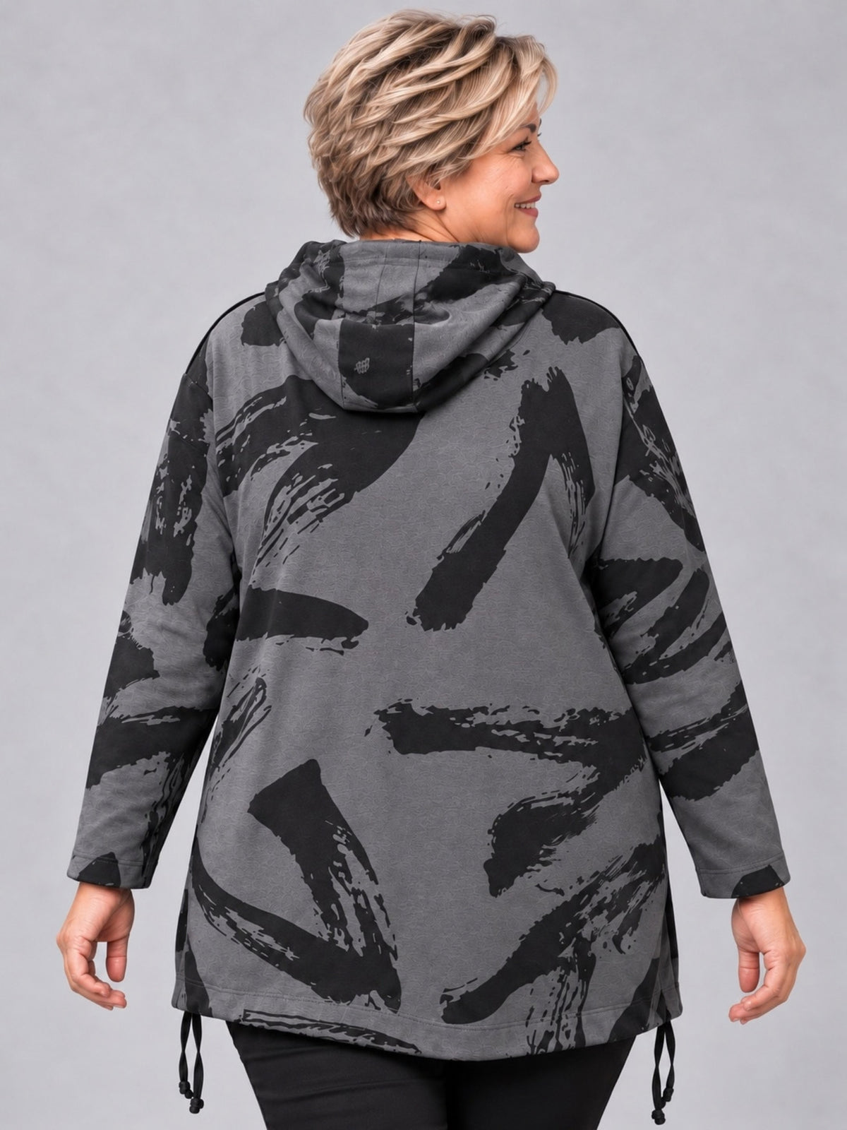 Graues Kapuzenshirt mit schwarzem Pinselstrich-Druck und Kordeln am seitlichen Saum, Rückansicht