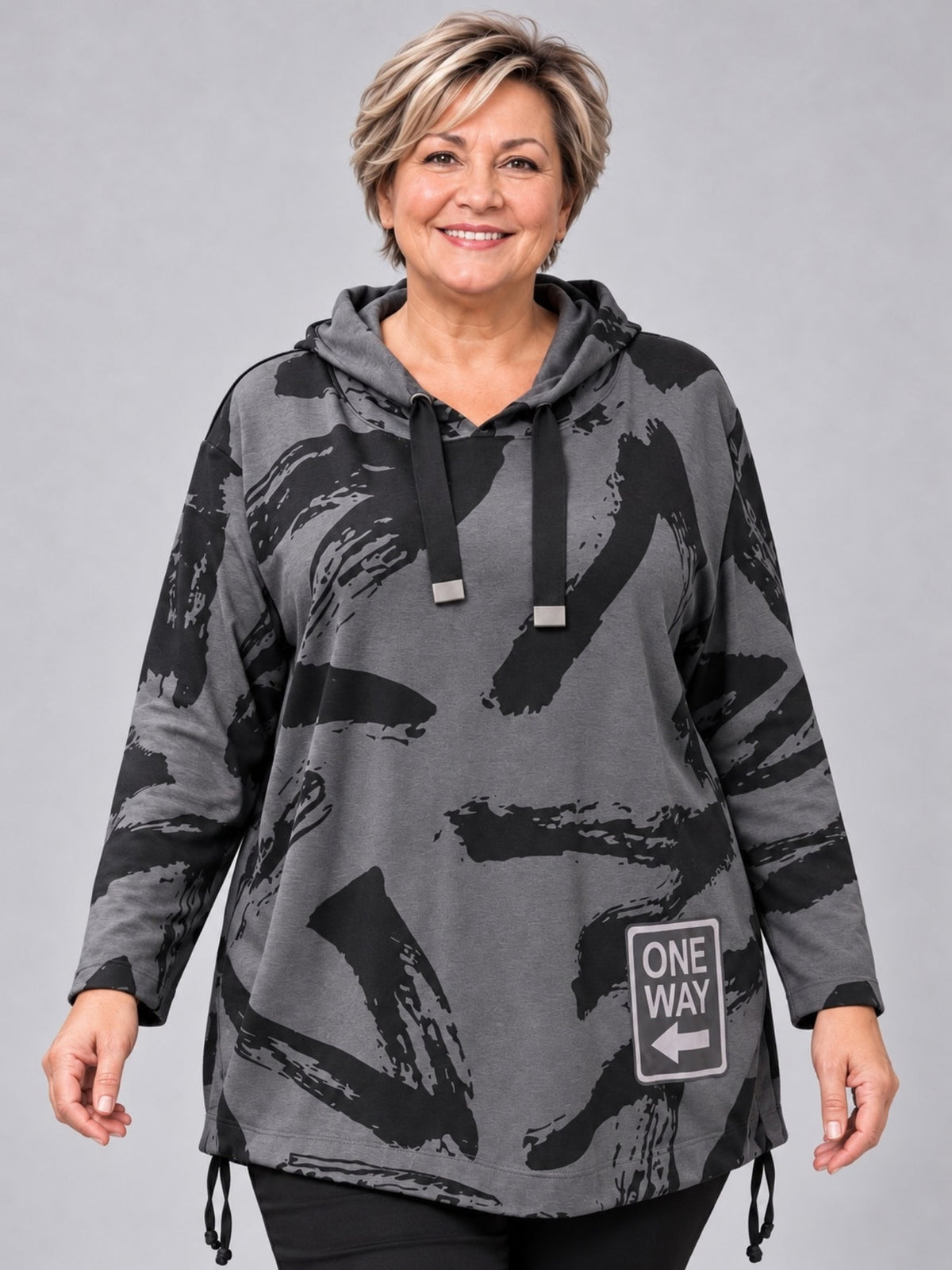 Graues Kapuzenshirt von Doris Streich mit schwarzem Pinselstrich-Druck und aufgedrucktem Verkehrsschild, Vorderansicht