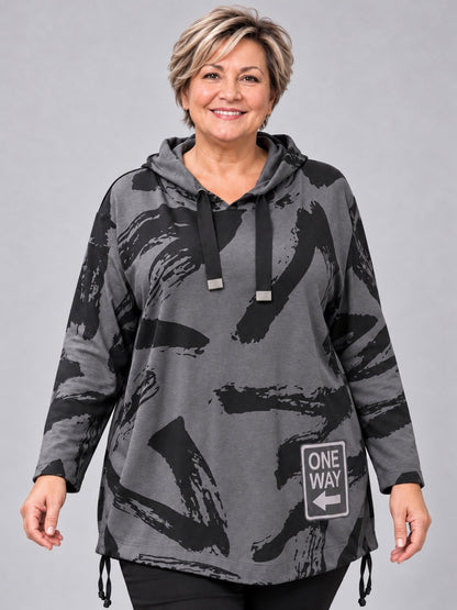 Graues Kapuzenshirt von Doris Streich mit schwarzem Pinselstrich-Druck und aufgedrucktem Verkehrsschild, Vorderansicht