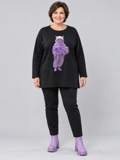Schwarzes Sweatshirt mit lila Katzenmotiv, getragen zu schwarzer Hose und lila Stiefeletten