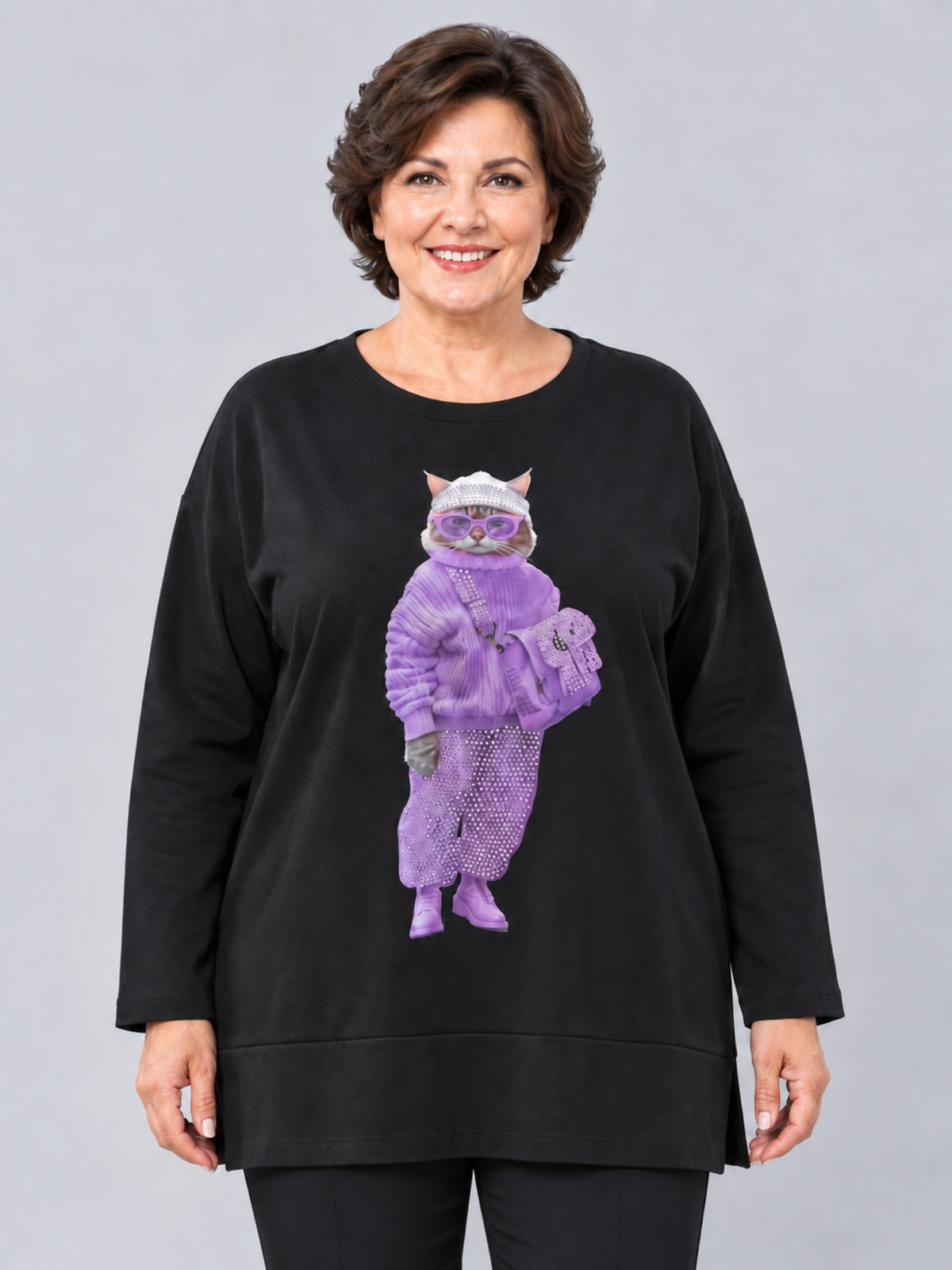 Schwarzes Sweatshirt von Doris Streich mit lila Katzenmotiv und Strass, Vorderansicht