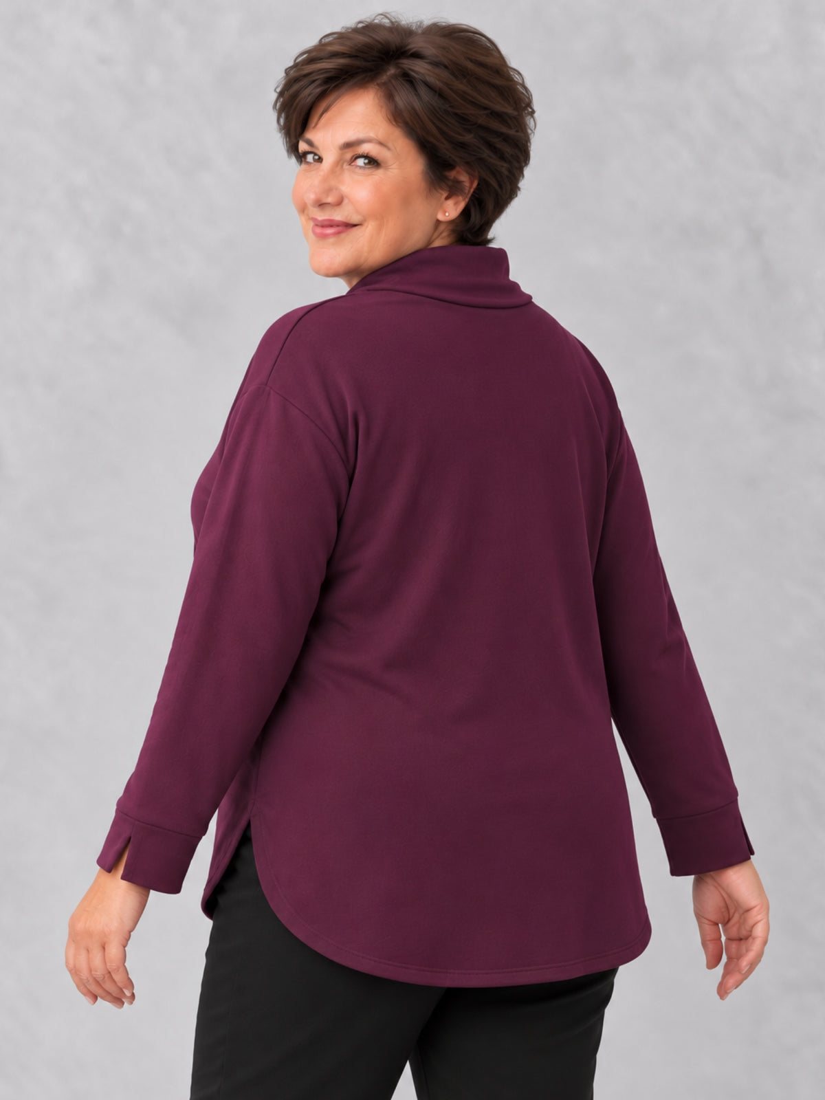 Beerenfarbenes Sweatshirt mit hohem Kragen und hinten länger abgerundetem Saum, Rückansicht