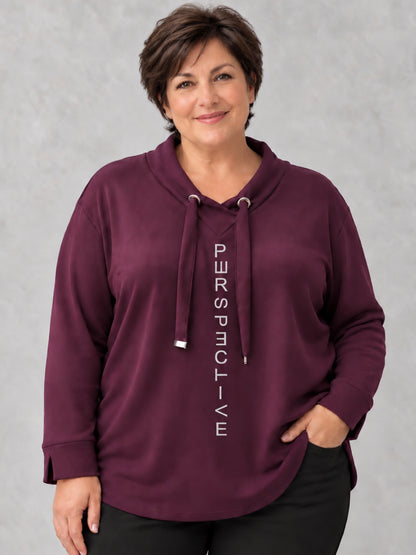 Beerenfarbenes Sweatshirt von Doris Streich mit hohem Kragen, Ösen, Bändern und senkrechtem Schriftzug, Vorderansicht