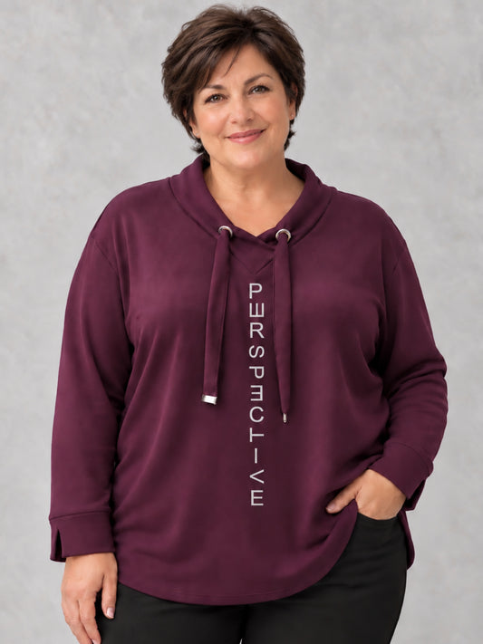 Beerenfarbenes Sweatshirt von Doris Streich mit hohem Kragen, Ösen, Bändern und senkrechtem Schriftzug, Vorderansicht
