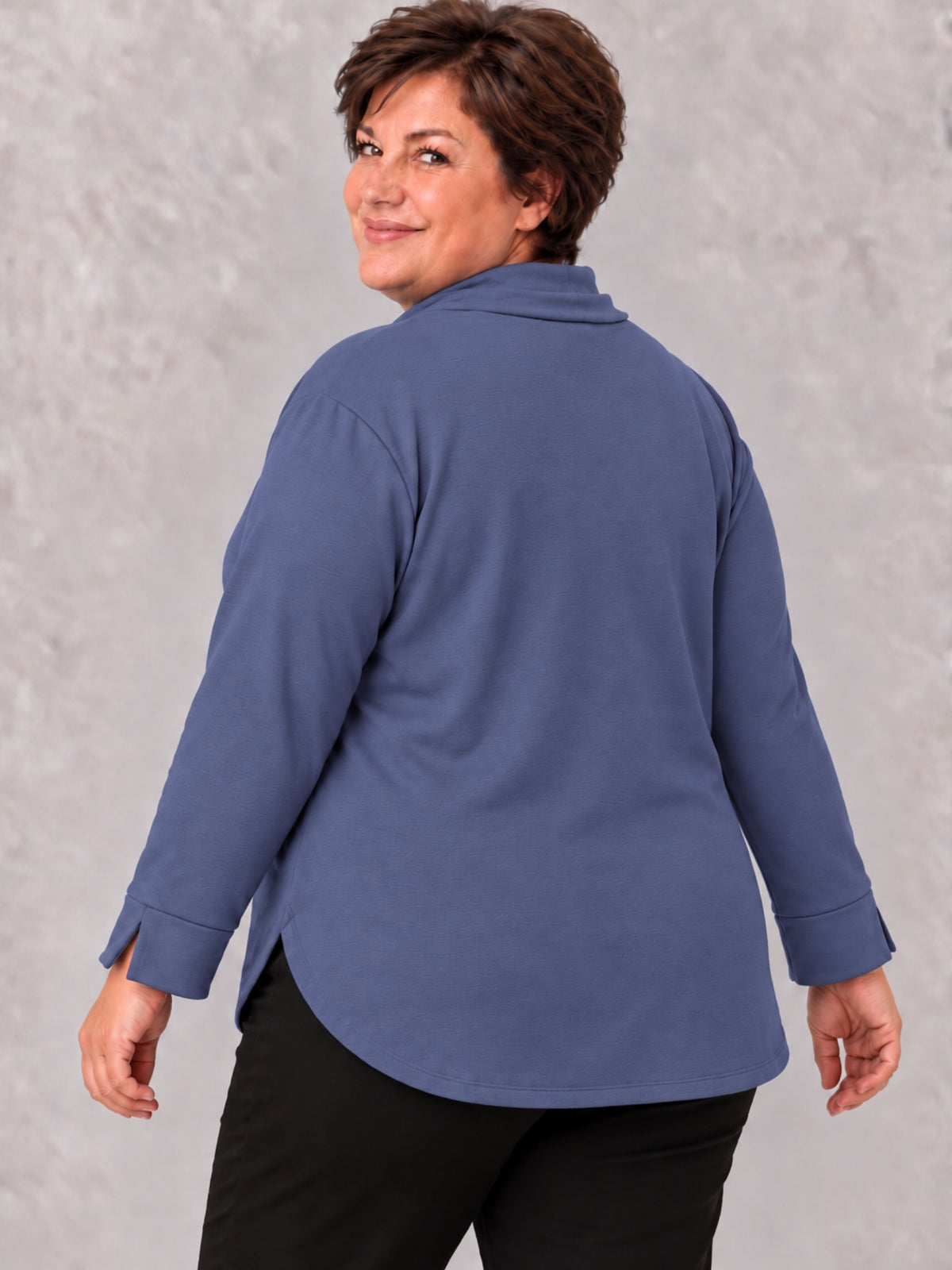 Blaues Sweatshirt mit hohem Kragen und hinten länger abgerundetem Saum, Rückansicht