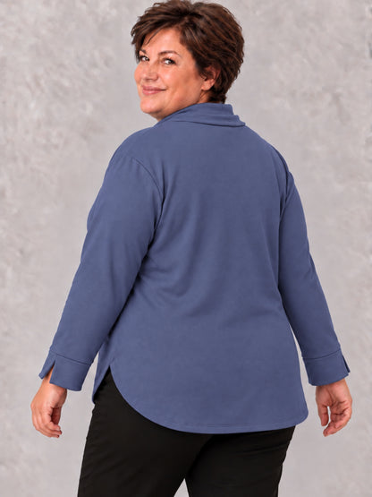 Blaues Sweatshirt mit hohem Kragen und hinten länger abgerundetem Saum, Rückansicht
