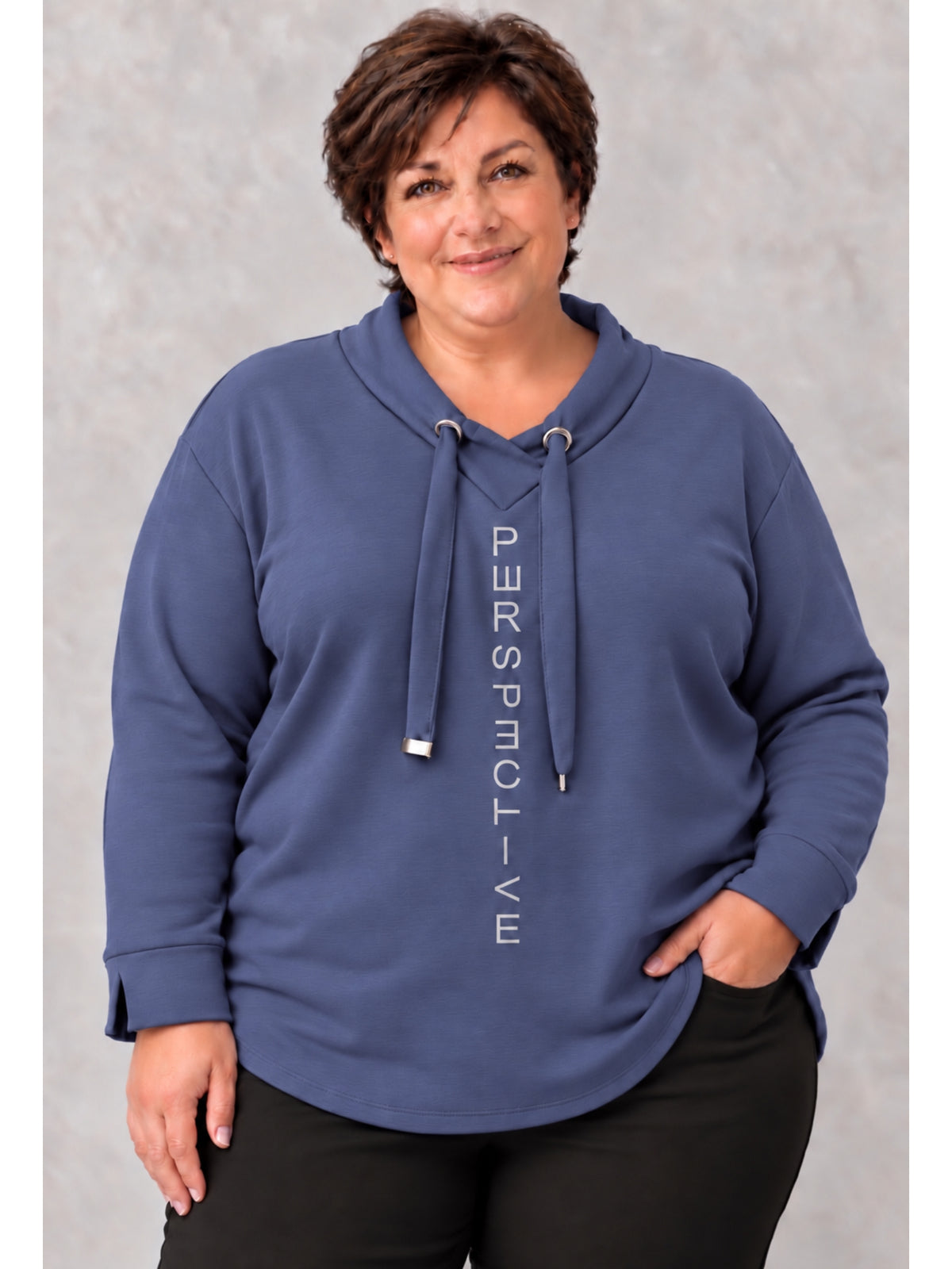 Blaues Sweatshirt mit hohem Kragen, silbernen Ösen, Bändern und senkrechtem Schriftzug, Vorderansicht