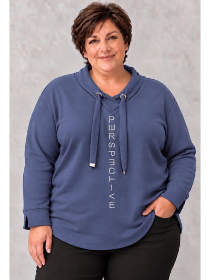Blaues Sweatshirt mit hohem Kragen, silbernen Ösen, Bändern und senkrechtem Schriftzug, Vorderansicht