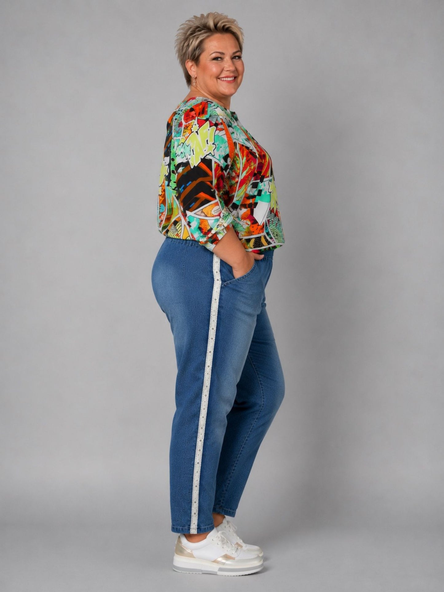 Frenzi Jeans mit Zierstreifen und Straß – Blau Einheitsgröße 44–52
