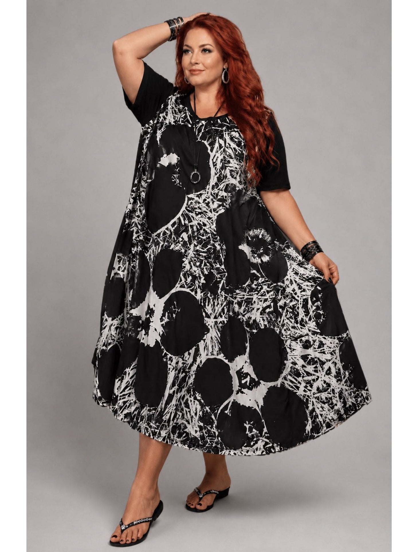 Frenzi Kleid Blumen-Print Schwarz-Weiß – mit Schlitzen, Einheitsgröße 44–58