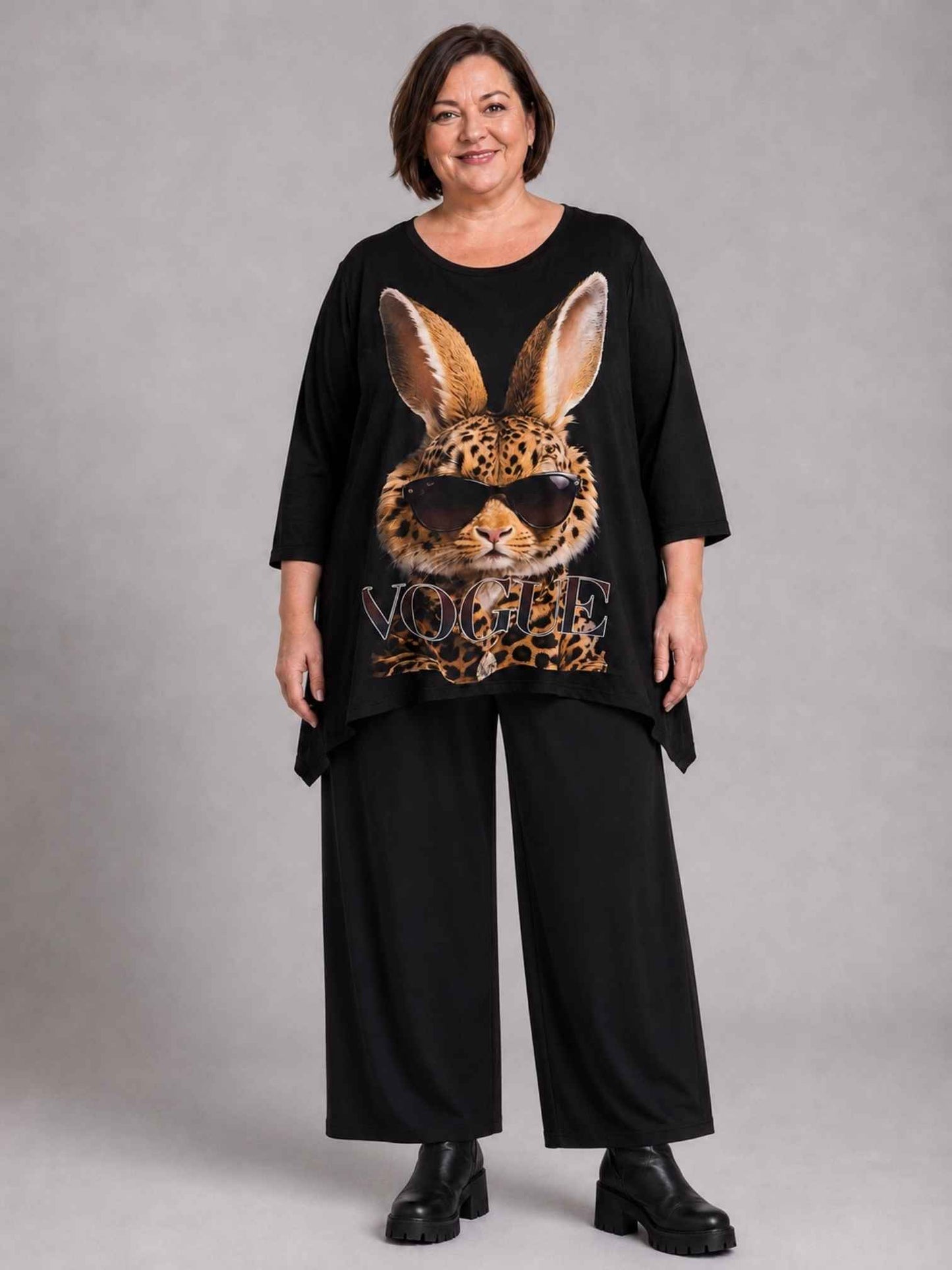 Frenzi Shirt Hasen-Druck im Magazin-Look Oversize – Einheitsgröße 44–56, Schwarz/Braun