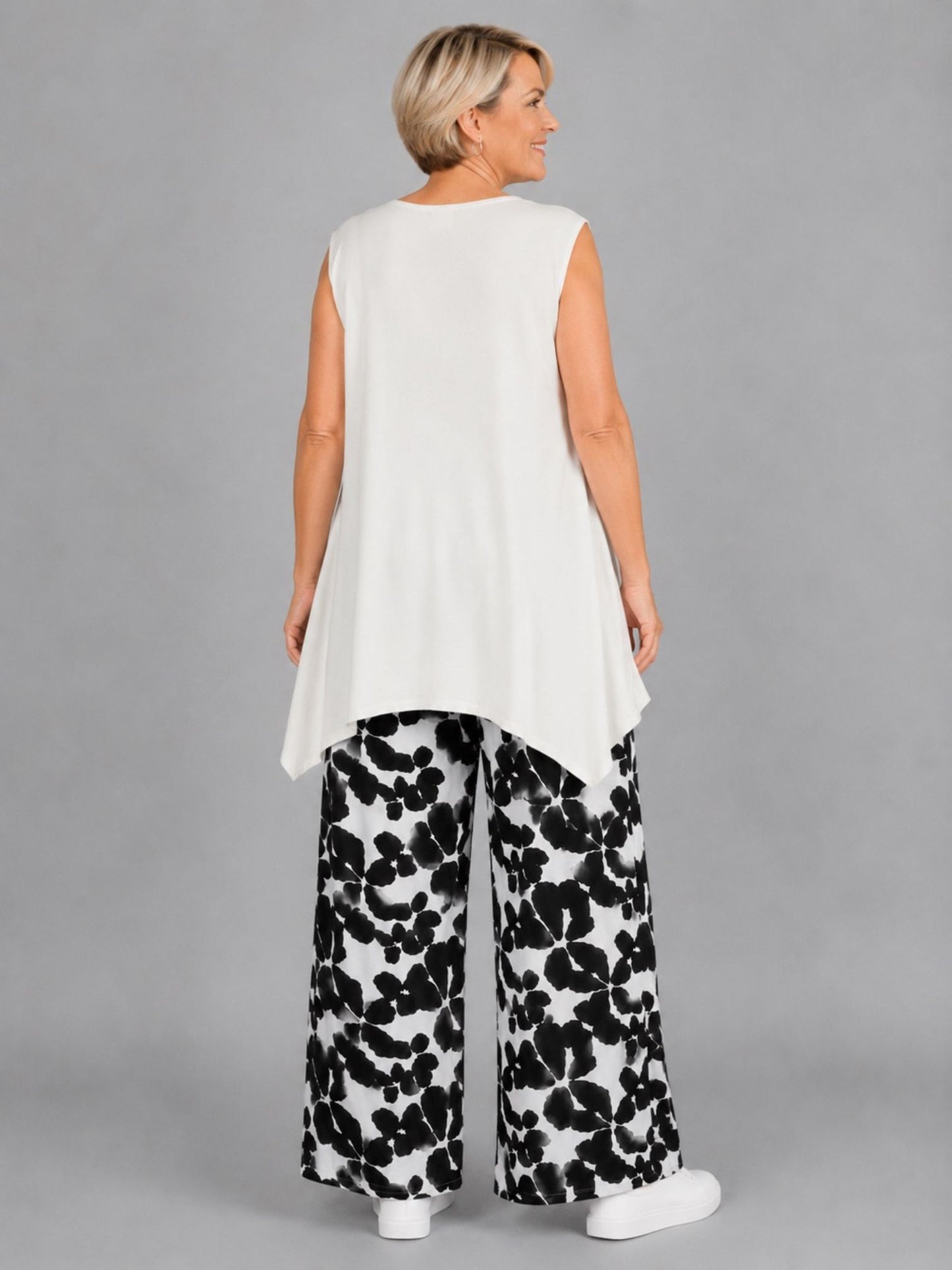 Frenzi Top mit Strassnieten – ärmellos, asymmetrischer Saum – in 5 Farben – Einheitsgröße 46–56