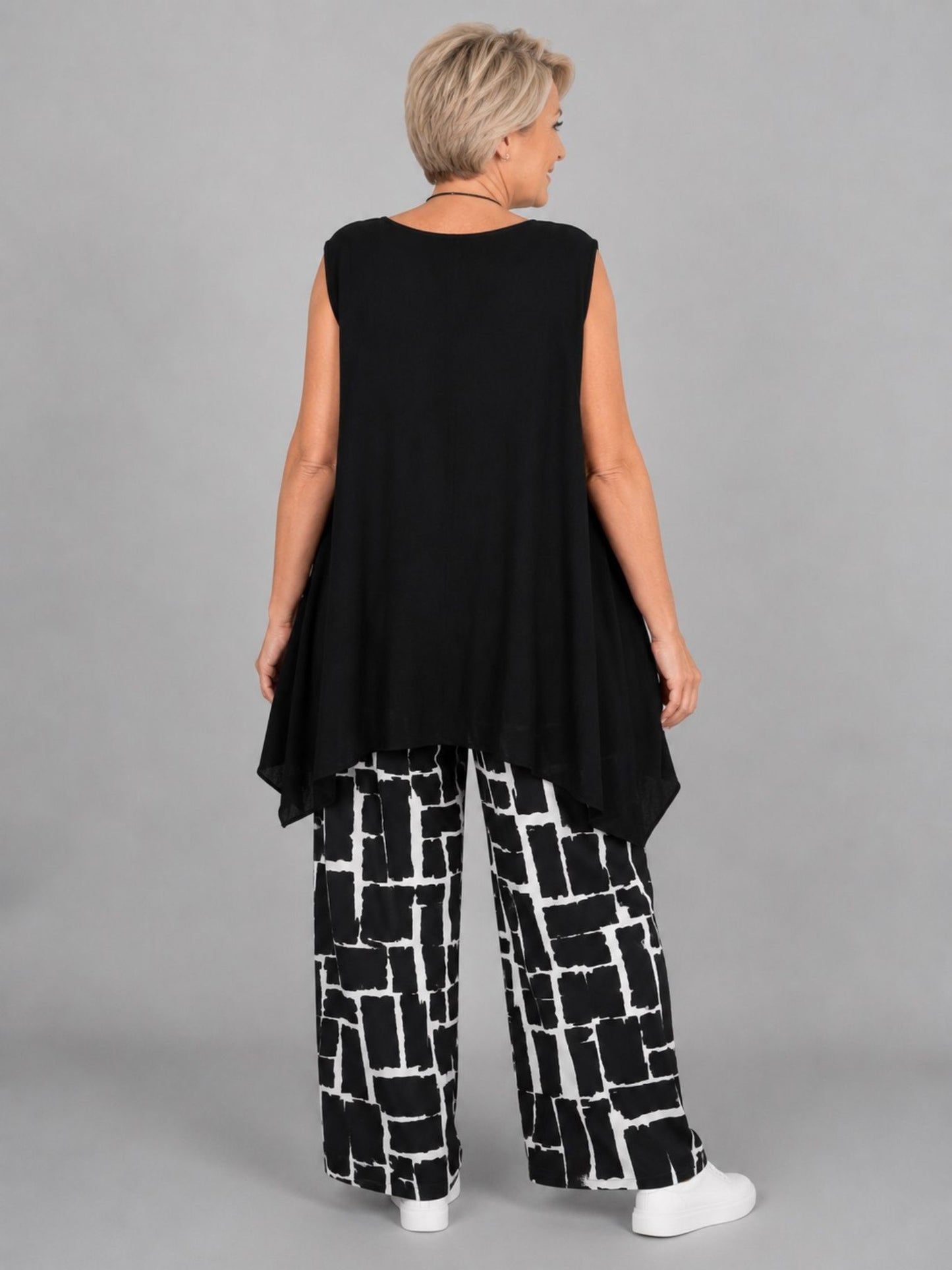 Frenzi Top mit Strassnieten – ärmellos, asymmetrischer Saum – in 5 Farben – Einheitsgröße 46–56
