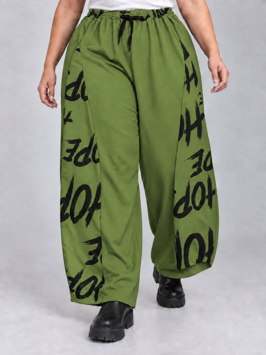 Grüne weite Hose von Funky Diva mit schwarzem HOPE-Schriftzug an den Beinseiten, Vorderansicht