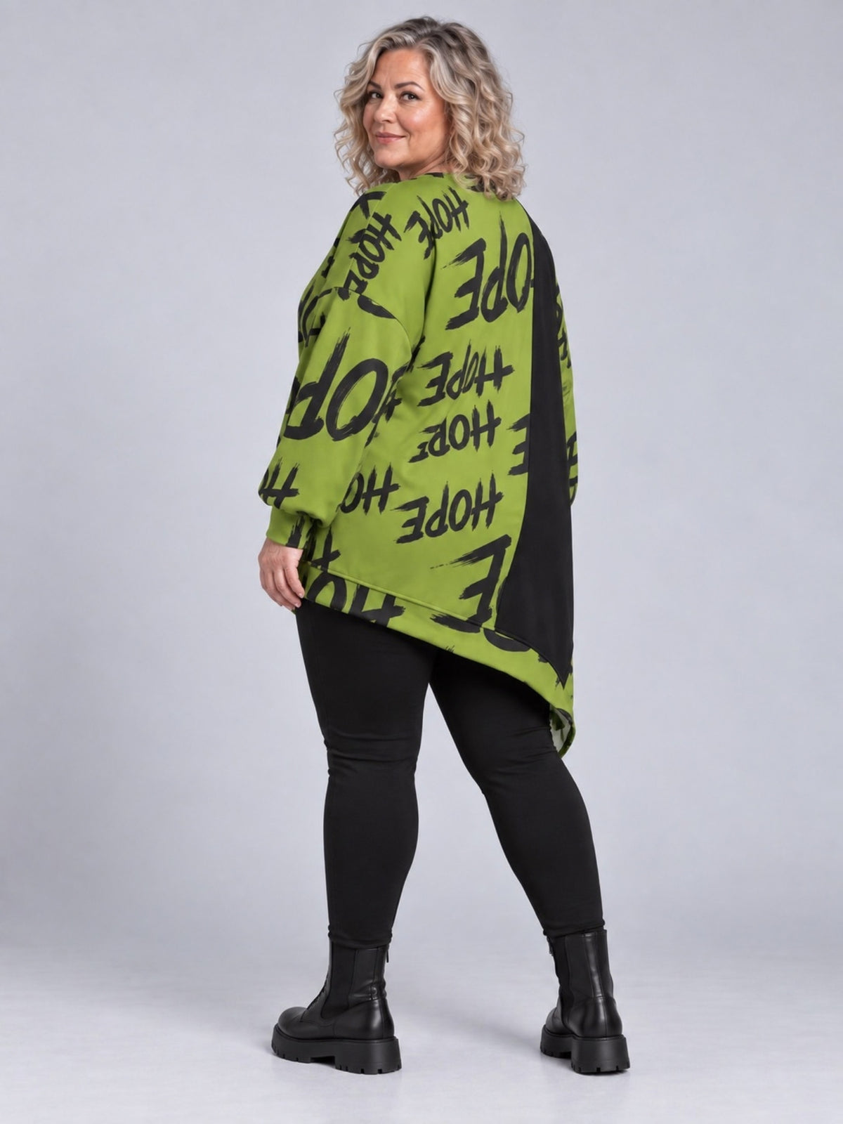 Grünes Longshirt mit HOPE-Schriftzug und schrägem Zipfelsaum, Rückansicht