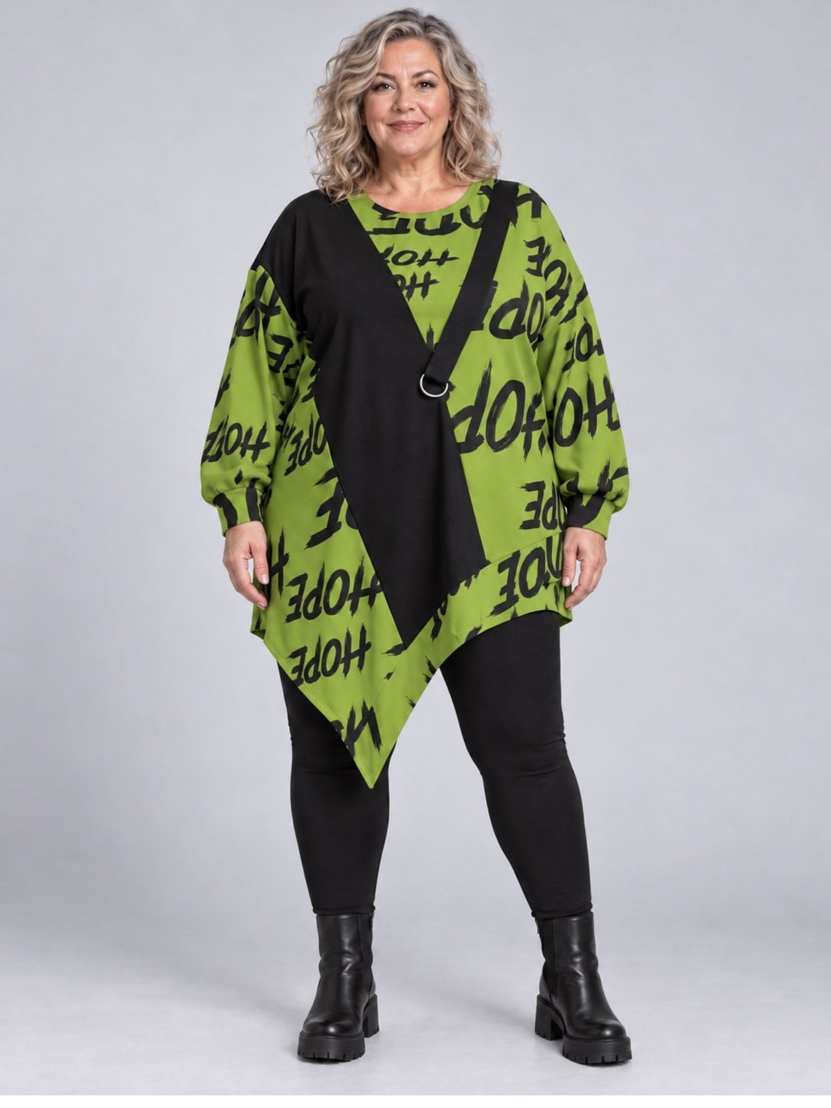 Grünes Longshirt mit schwarzem HOPE-Schriftzug, schwarzer Bahn und Zipfelsaum, Vorderansicht