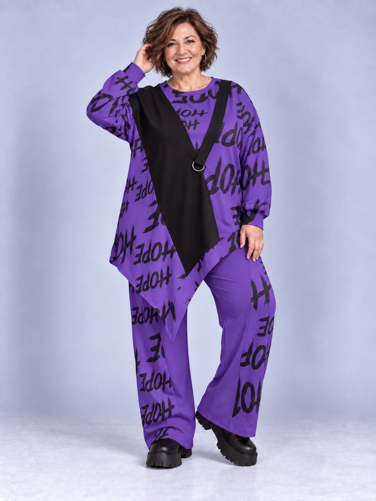 Lila Longshirt mit HOPE-Schriftzug, getragen mit der weiten Hose im gleichen Druck
