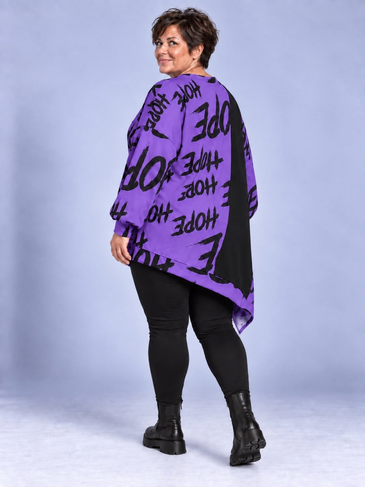 Lila Longshirt mit HOPE-Schriftzug und schwarzer Bahn, Rückansicht