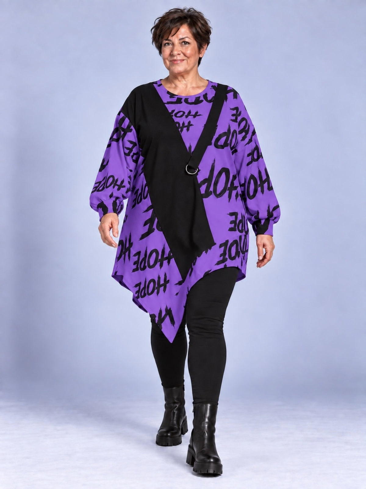 Lila Longshirt mit schwarzem HOPE-Schriftzug, schwarzer Bahn und silbernem Ring, Vorderansicht