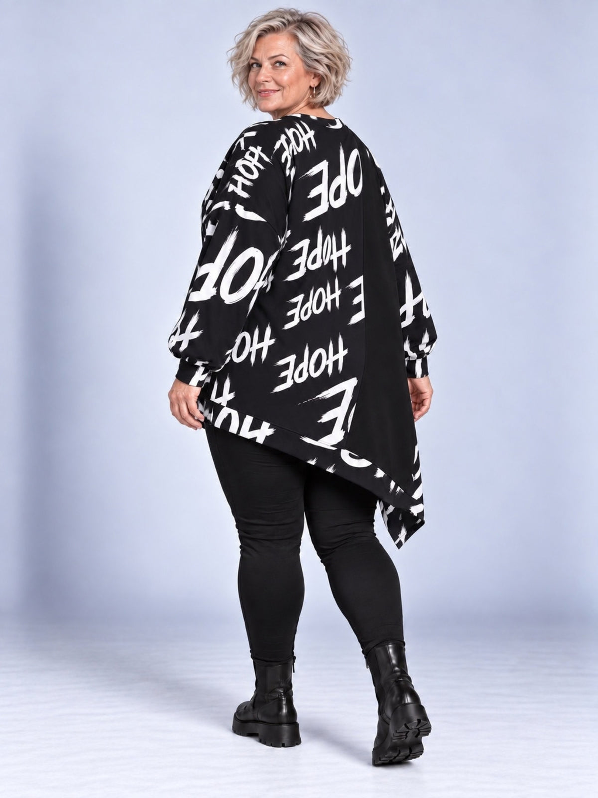 Schwarzes Longshirt mit weißem HOPE-Schriftzug, Rückansicht